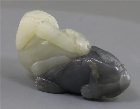 A Chinese grey and white jade lion-dog group, 6cm